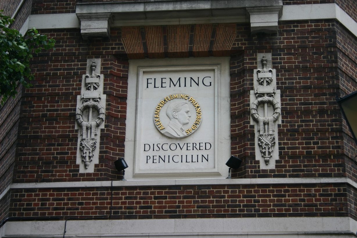 Alexander%20Fleming%20bas-relief%2C%20St%20Mary%20s%20Hospital%2C%20London%20-%2002.JPG